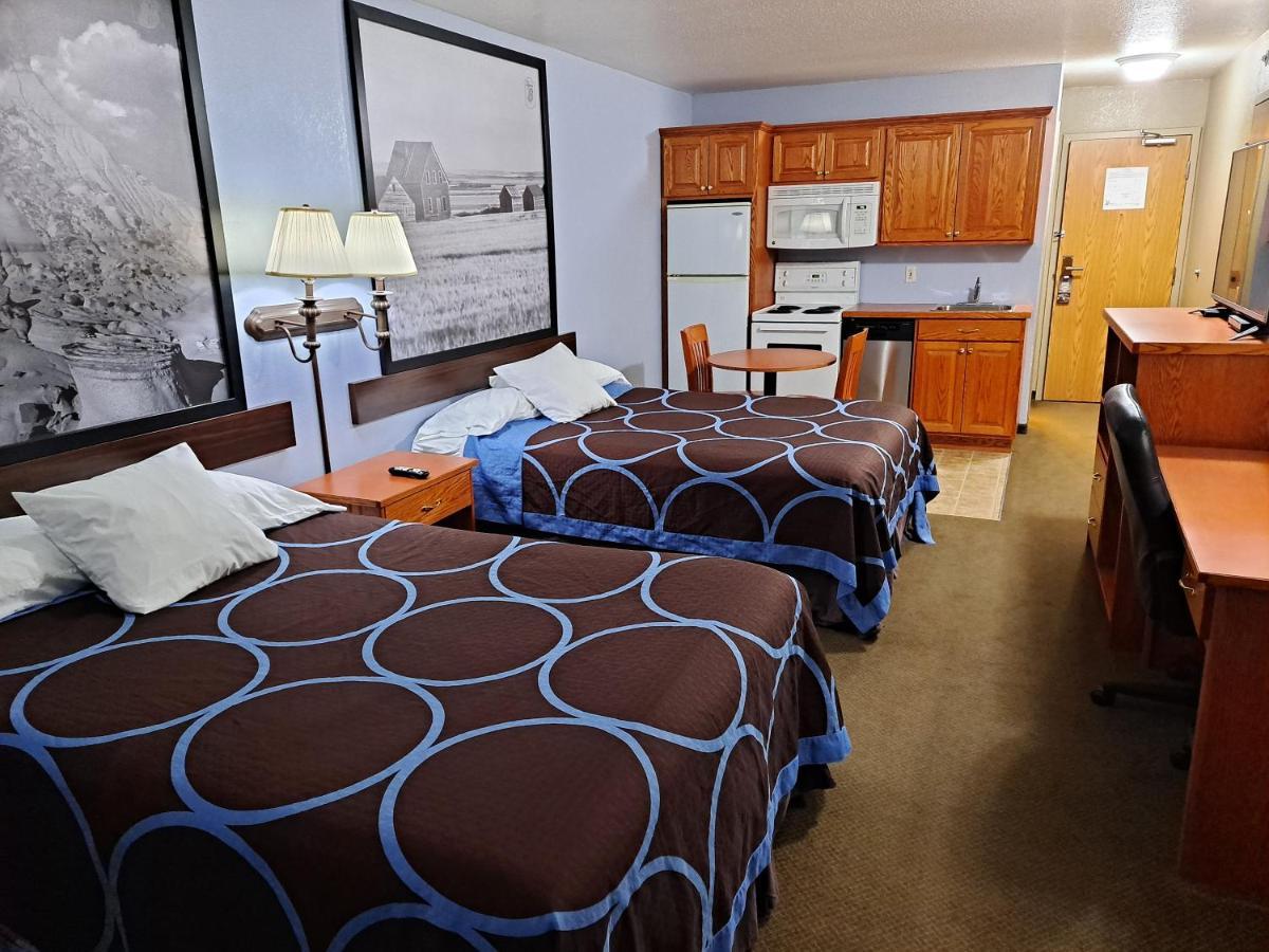 Super 8 By Wyndham Three Hills Ab Hotell Eksteriør bilde