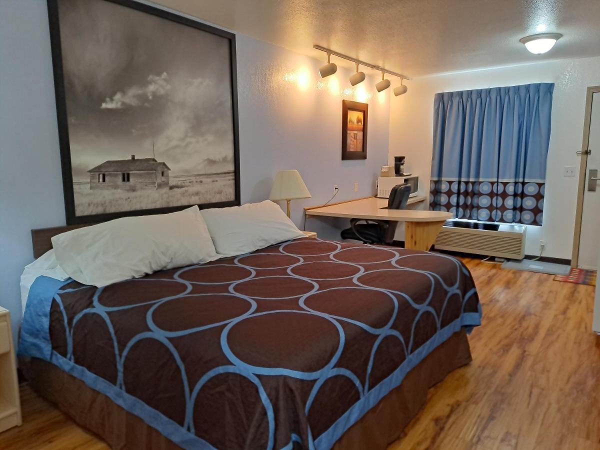 Super 8 By Wyndham Three Hills Ab Hotell Eksteriør bilde