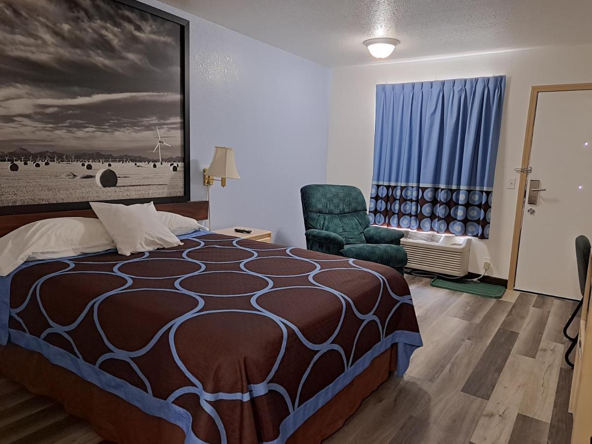 Super 8 By Wyndham Three Hills Ab Hotell Eksteriør bilde