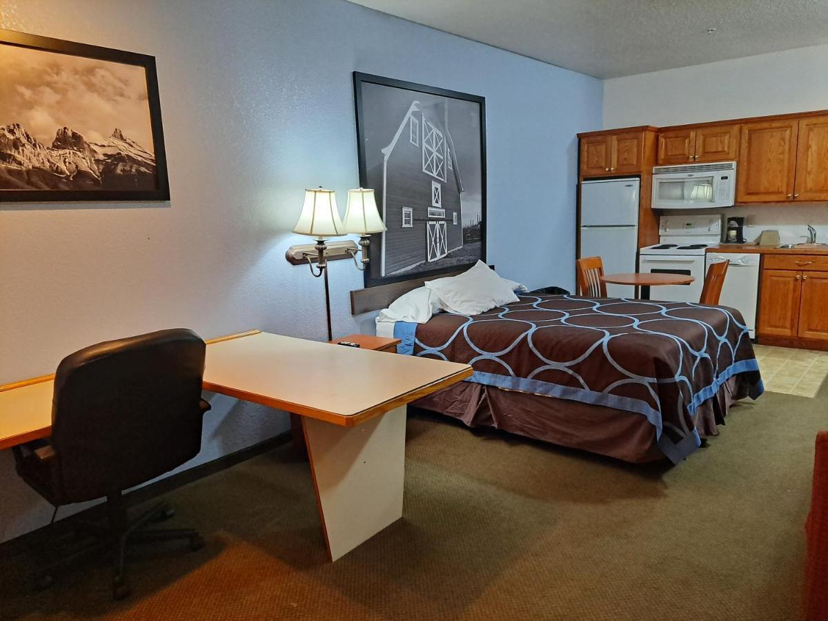 Super 8 By Wyndham Three Hills Ab Hotell Eksteriør bilde