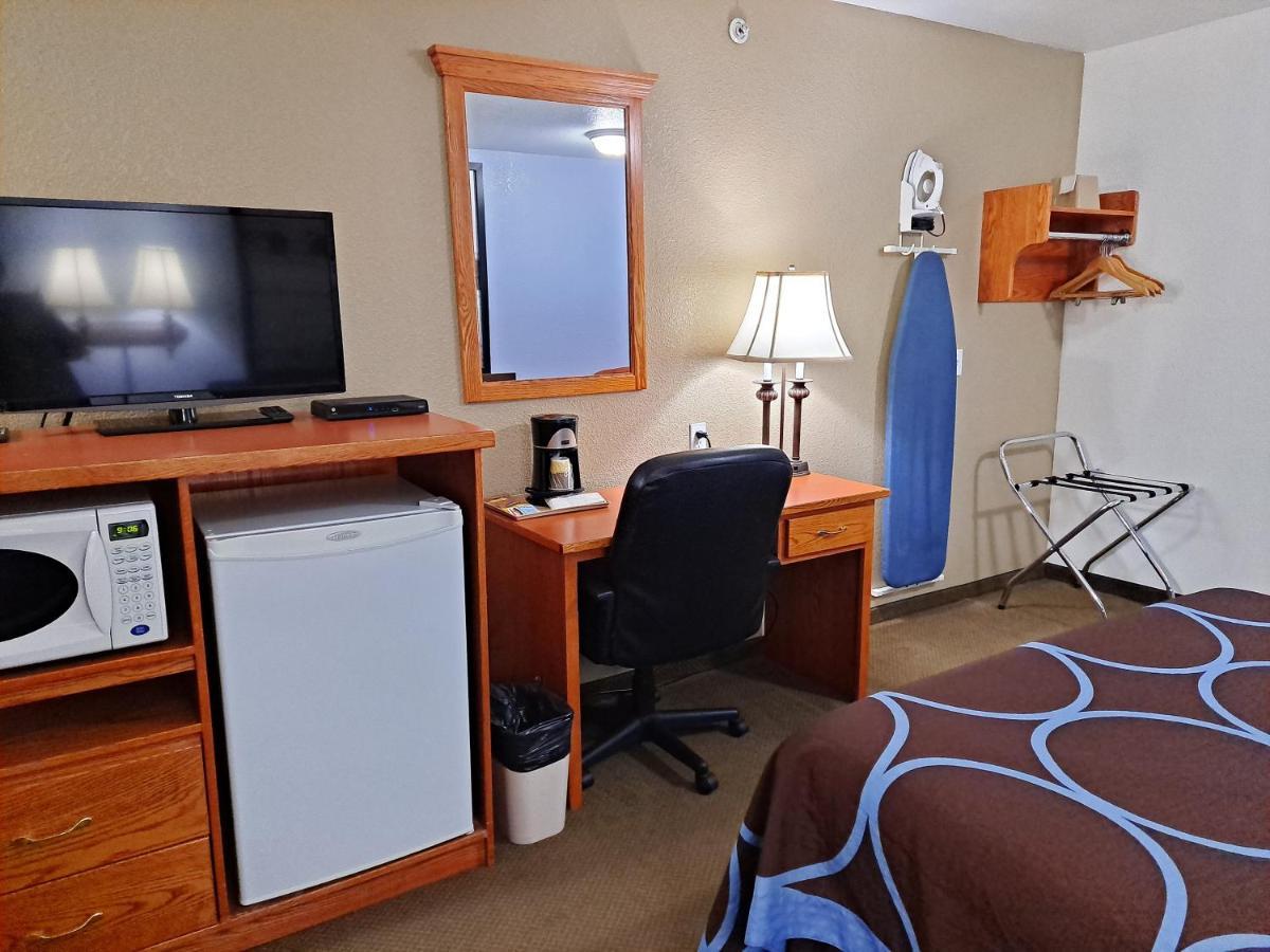 Super 8 By Wyndham Three Hills Ab Hotell Eksteriør bilde