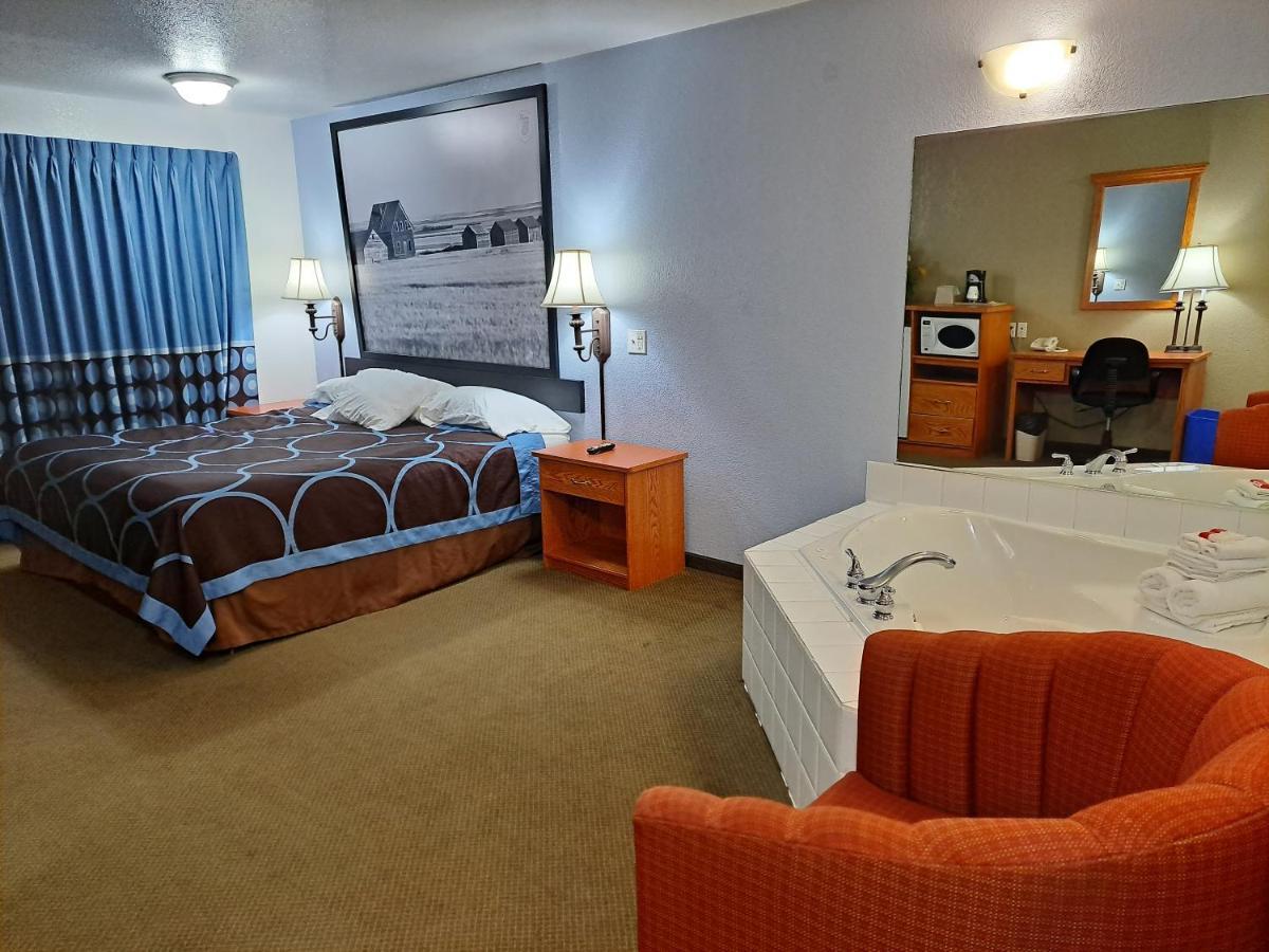 Super 8 By Wyndham Three Hills Ab Hotell Eksteriør bilde