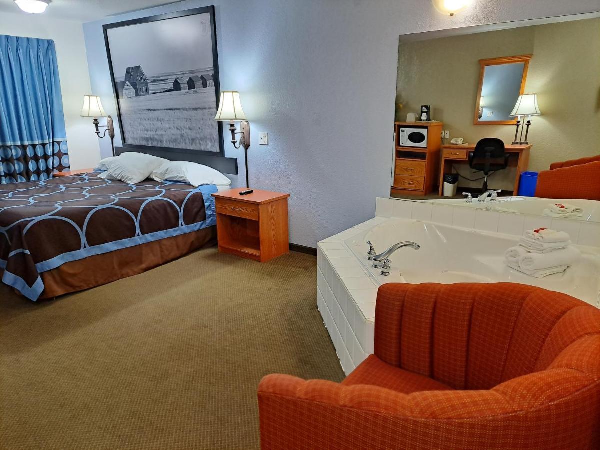 Super 8 By Wyndham Three Hills Ab Hotell Eksteriør bilde
