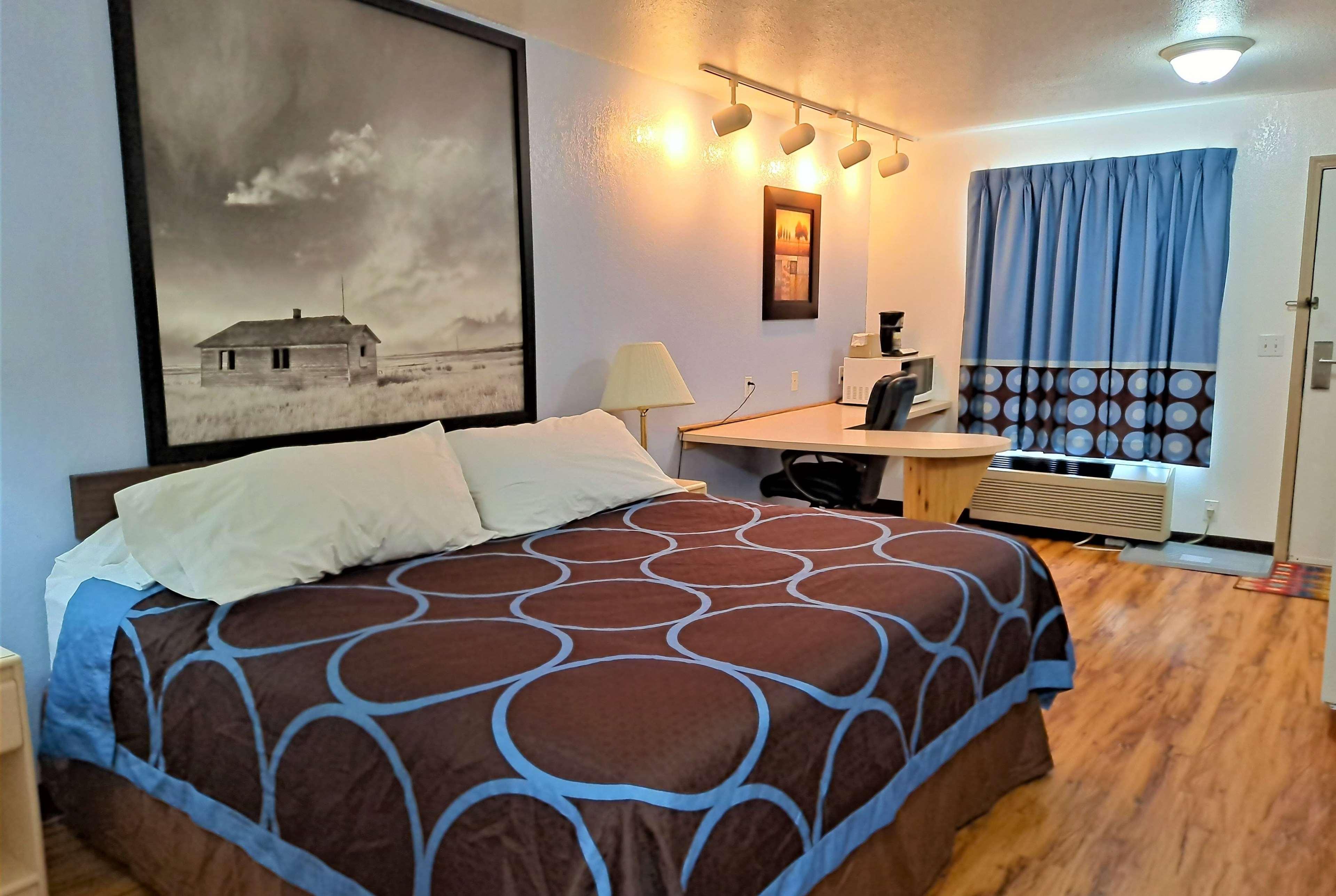Super 8 By Wyndham Three Hills Ab Hotell Eksteriør bilde