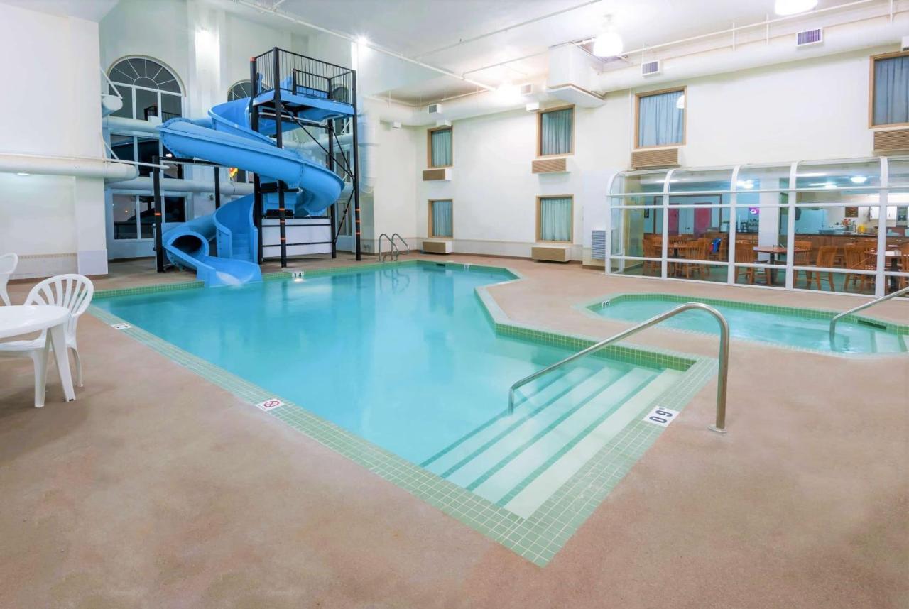 Super 8 By Wyndham Three Hills Ab Hotell Eksteriør bilde